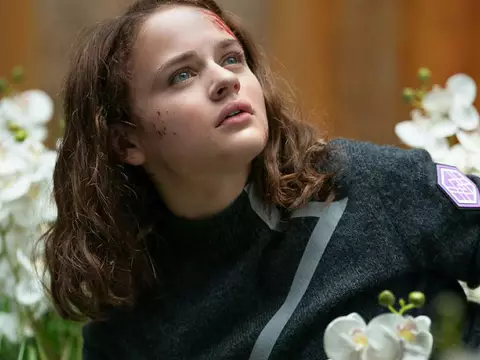 Joey King em cena de Feios (Reprodução)