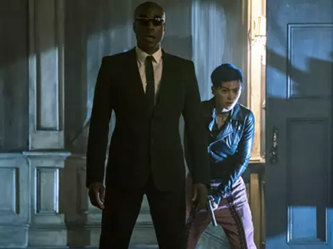 Yahya Abdul-Mateen II e Jessica Henwick em cena de Matrix Resurrections (Reprodução)