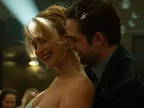 Jennifer Lawrence brinca sobre atuar com Robert Pattinson anos após Crepúsculo