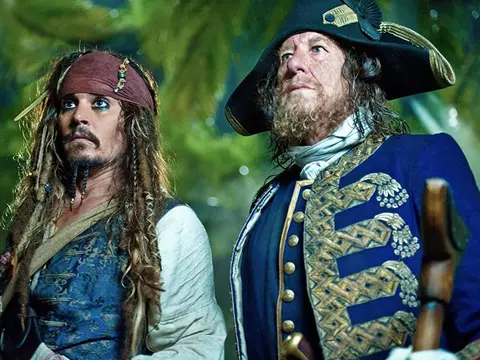 Johnny Depp e Geoffrey Rush em Piratas do Caribe: Navegando em Águas Misteriosas/Disney