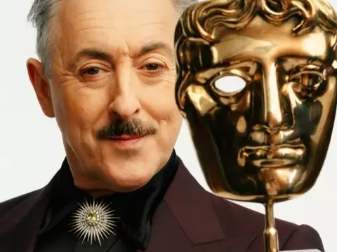 Alan Cumming, apresentador do BAFTA 2026 (Reprodução)