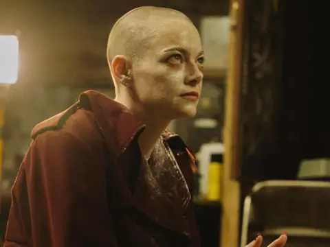 Bugonia circula o genial através da visão irônica e crítica de Yorgos Lanthimos