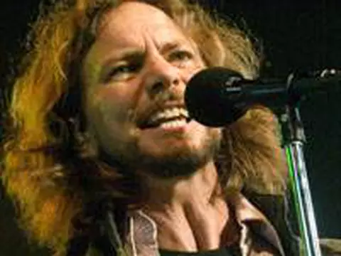 Eddie Vedder | Vocalista do Pearl Jam vem ao Brasil em maio [ATUALIZADO]