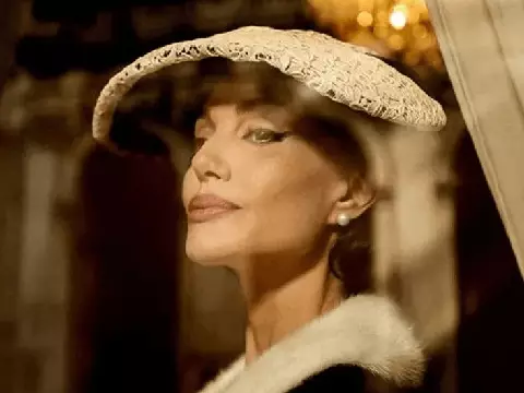 Angelina Jolie treinou por sete meses para cantar ópera em filme de Maria Callas