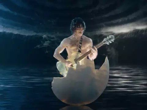 Daniel Radcliffe em cena de WEIRD (Reprodução/YouTube)