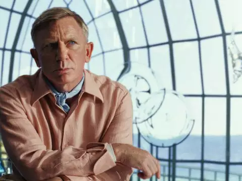 Glass Onion | Rian Johnson confirma que Benoit Blanc é queer na sequência