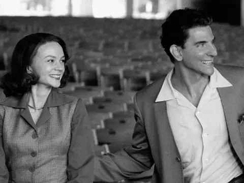 Carey Mulligan e Bradley Cooper em cena de Maestro