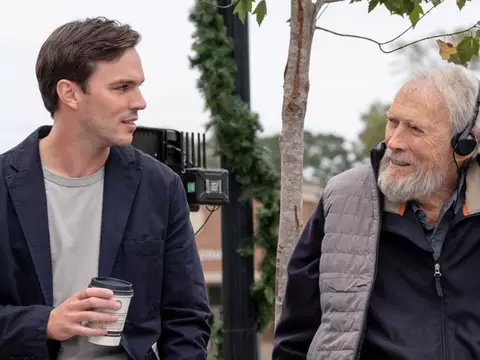 Nicholas Hoult ao lado de Clint Eastwood, no set de Juror #2