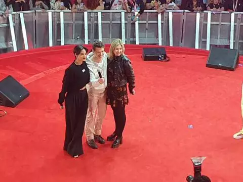 Sofia Boutella, Zack Snyder e Deborah Snyder no TUDUM (Giovanna Breve/Omelete)