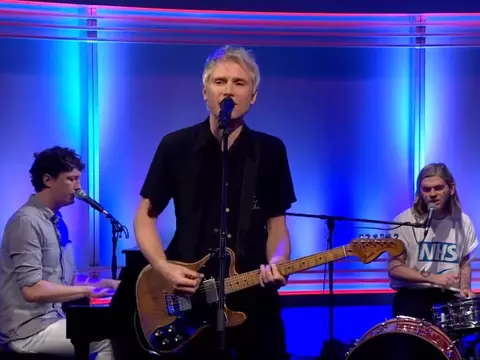 Franz Ferdinand toca nova música ao vivo, "Paper Cages"; ouça