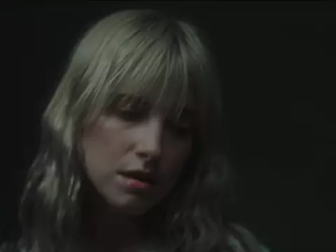 Hayley Williams no clipe de Simmer/Atlantic Records