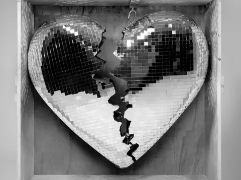 Mark Ronson lança novo single com King Princess, "Pieces of Us"; ouça