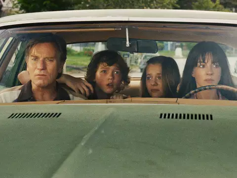 O Fim da Rua | Filme ganha cartazes com Anne Hathaway e Ewan McGregor
