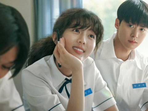 Amor Enrolado esconde dramas agudos no meio de boa rom-com adolescente