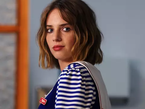 Maya Hawke, Cosas más extrañas