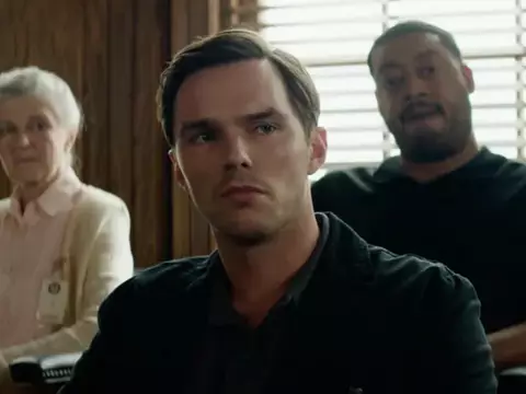 Nicholas Hoult, em cena de Jurado Nº2