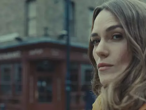 Keira Knightley, em cena de Black Doves