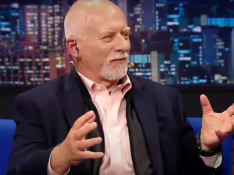 Chris Claremont no programa The Noite (SBT/Reprodução)