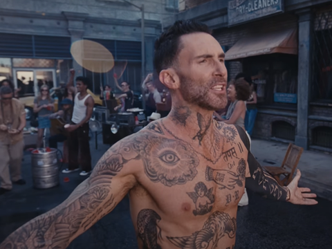 Cena de "Love is Like", clipe do Maroon 5 (Reprodução)