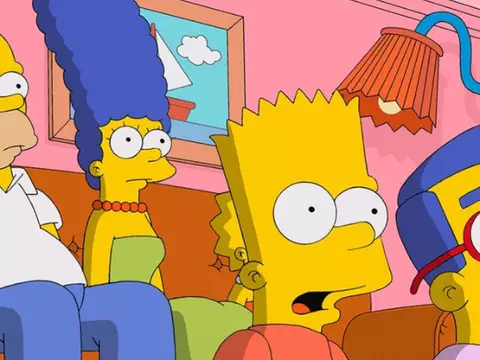 Os Simpsons assistindo TV