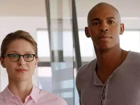 Melissa Benoist e Mehcad Brooks lado a lado em Supergirl