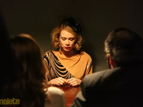 O Gorila | Mariana Ximenes de femme fatale e Alessandra Negrini chorando na chuva em fotos exclusivas do set 