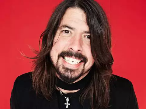 Dave Grohl reencontra atriz que participou do clipe de "Heart-Shaped Box"; veja