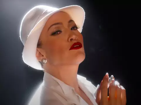 Jennifer Lopez em cena de O Beijo da Mulher Aranha (Reprodução)