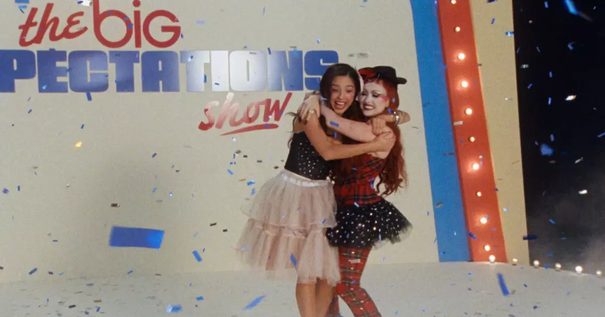 Olivia Rodrigo e Chappell Roan se unem em vídeo oitentista de "expectations"; assista