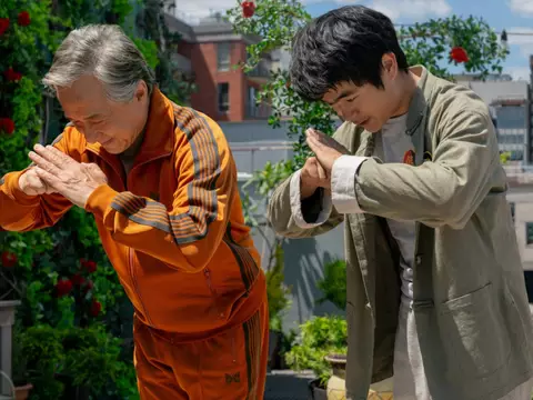 "Jackie Chan é uma criança no set", dizem atores de Karatê Kid: Lendas