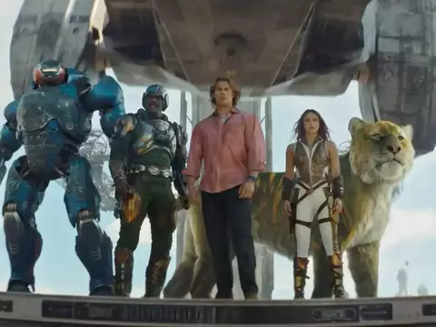 Veja estátua em tamanho real de Nicholas Galitzine como He-Man