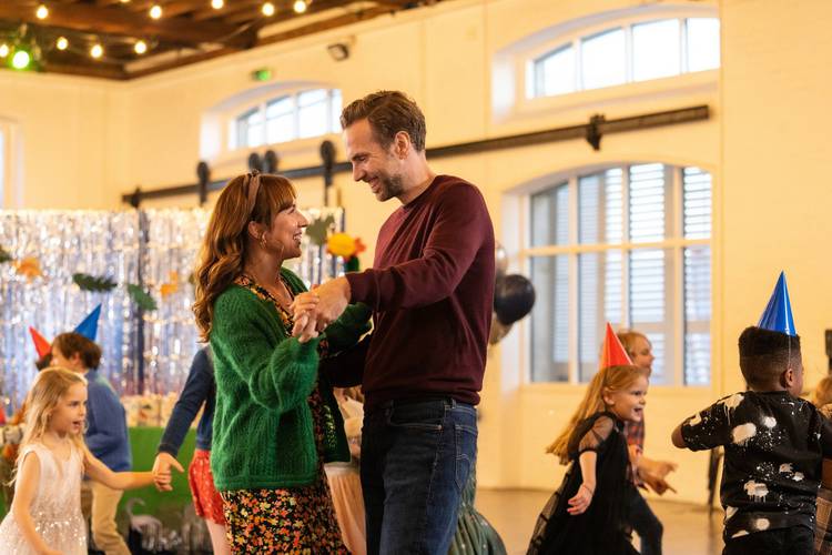 Rafe Spall e Esther Smith em Trying