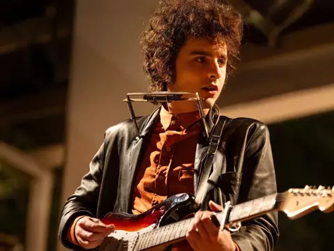 Um Completo Desconhecido escapa da média com um Timothée Chalamet hipnotizante