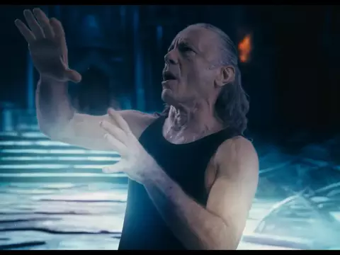 Bruce Dickinson no clipe.