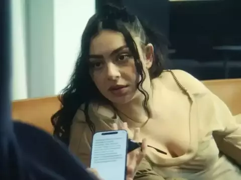 Cena de The Moment (Reprodução)