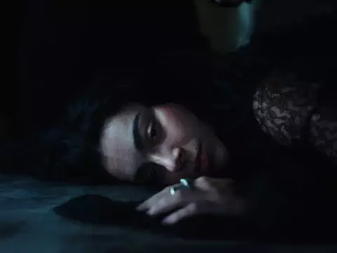 Morro dos Ventos Uivantes ganha clipe da música tema com Charli XCX