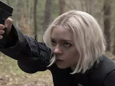 Esme Creed-Miles em cena de Hanna (Reprodução)