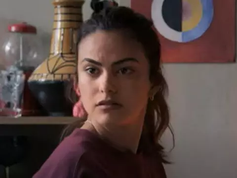Camila Mendes em Upgraded (Prime Video/Reprodução)