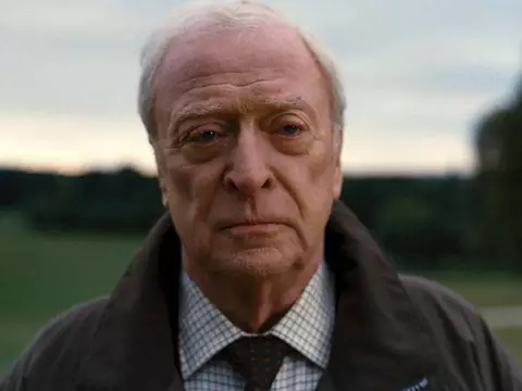 Michael Caine está oficialmente aposentado (Legendary Pictures/Reprodução)