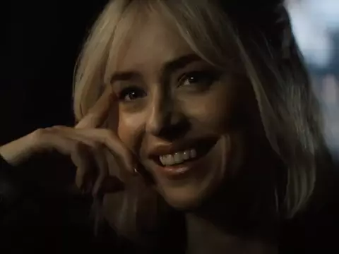 Dakota Johnson aparece loira em trailer de Daddio, drama com Sean Penn; veja