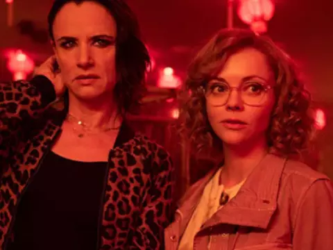 Juliette Lewis e Christina Ricci em Yellowjackets (Reprodução)