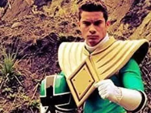 Ator de Power Rangers é procurado pela polícia por empurrar idoso
