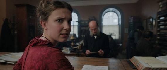 Millie Bobby Brown e Henry Cavill em primeiras fotos de Enola Holmes
