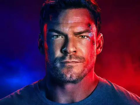 Reacher | Alan Ritchson diz que série teria trama sobre supremacistas brancos até que "alguém foi reeleito"