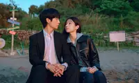 Jung Hae-in e Ha Young em Um Grude de Amor (Reprodução)