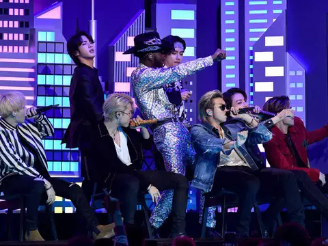 BTS e Lil Nas X no palco do Grammy 2020/TNT