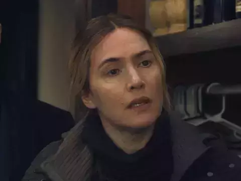 Kate Winslet condena fixação de atrizes por cirurgias plásticas: "Caos total"