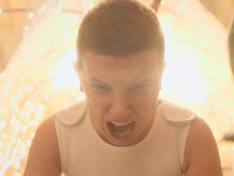 Millie Bobby Brown em cena de Stranger Things