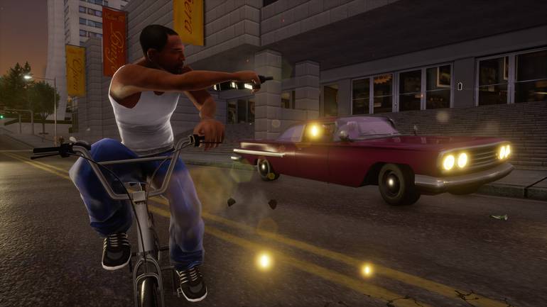 CJ atirando na bicicleta.