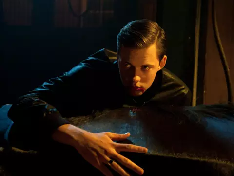 Bill Skarsgard em cena do filme Villains (Amazon Prime Video/Divulgação)